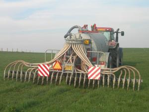 Slurry application to grassland by trailing shoe reduces ammonia emissions by 57% compared with splashplate application Slurry application to grassland by trailing shoe reduces ammonia emissions by 57% compared with splashplate application