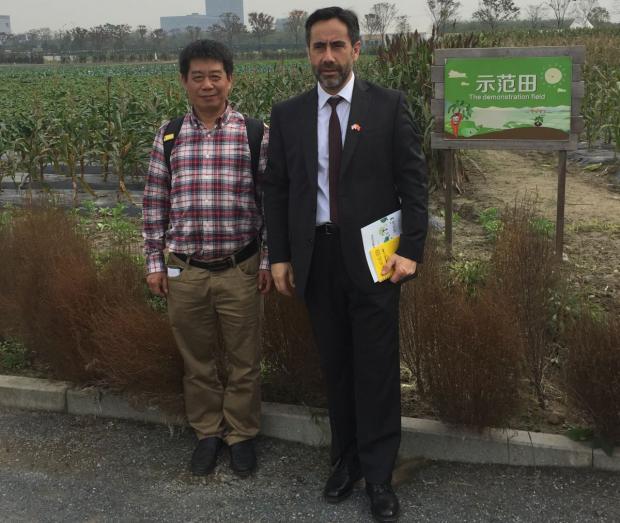 Dr Olave meeting with Professor Zhihao XU, Director of the Hydroponics and Greenhouse Crops R&D Centre, Zhejiang Academy of Agricultural Sciences, at Transfar Co Ltd., Hangzhou