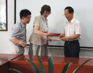 Dr Linda Farmer receiving certificates from Professor Dequan Zhang and Professor Changjiang Wang, to mark her appointment as Distinguished Professor and Distinguished International Supervisor at the Chinese Academy of Agricultural Sciences (CAAS).
