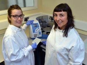 Spanish Eramus student, Ainhoa Valldecabres with Maria Guelbenzu, Head of Disease Surveillance and Investigation Branch at AFBI